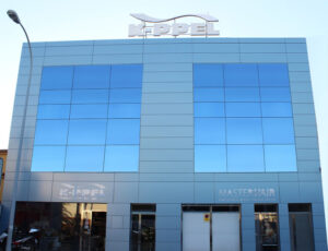 Edificio de KKPEL Profesional en Vigo, instalación fotovoltaica en cubierta