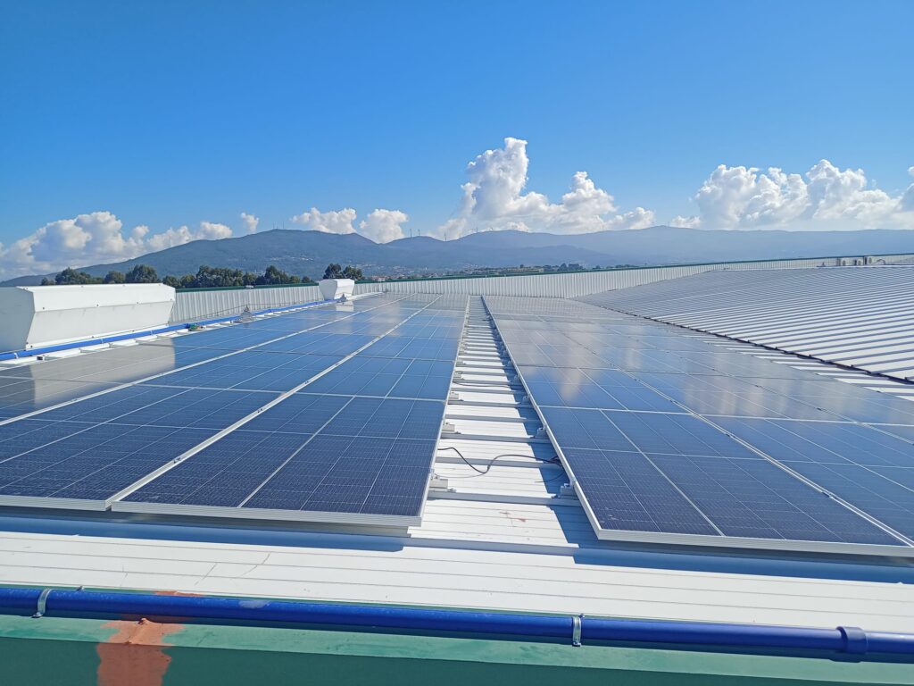 Vista de los paneles solares instalados en cubierta de la planta principal de Valver