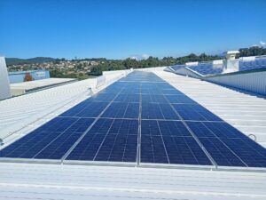 Vista de los paneles solares instalados en cubierta de la planta principal de Valver